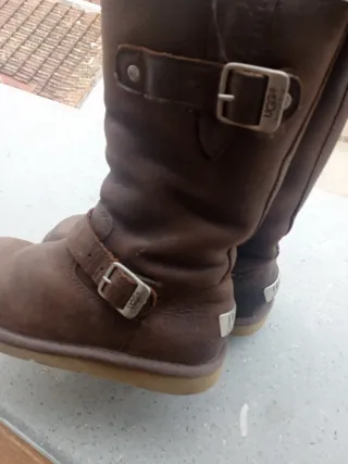 Botas UGG de cuero marrón con hebillas