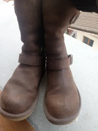 Botas UGG de cuero marrón con hebillas