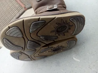 Botas UGG de cuero marrón con hebillas