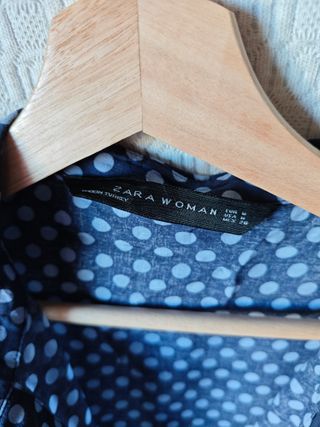 Camisa Zara azul oscuro talla M lunares mujer