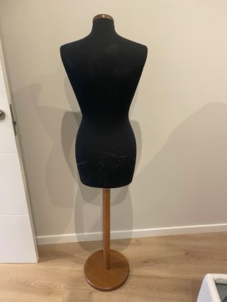 Maniquí de mujer negro con base de madera