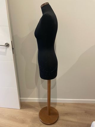 Maniquí de mujer negro con base de madera