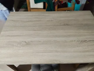 Mesa de comedor de madera clara