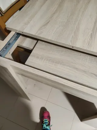 Mesa de comedor de madera clara