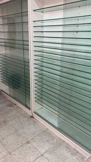 Vitrina expositora de cristal y madera