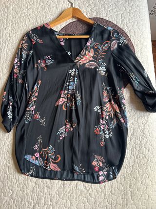 Blusa negra con estampado floral multicolor