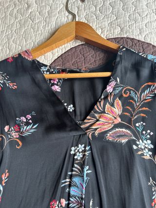 Blusa negra con estampado floral multicolor