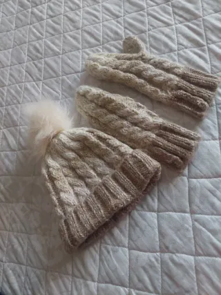 Gorro y guantes de lana para niña