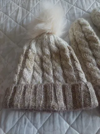 Gorro y guantes de lana para niña
