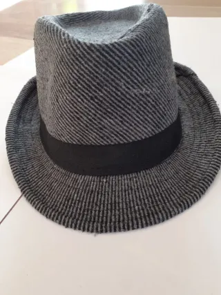 Cappello uomo grigio e nero