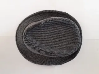 Cappello uomo grigio e nero