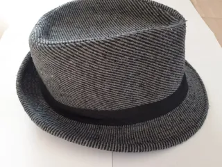 Cappello uomo grigio e nero