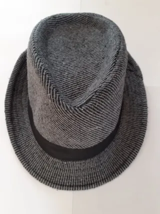 Cappello uomo grigio e nero