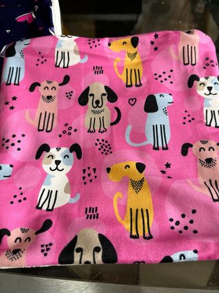 Scaldacollo rosa con disegno cani