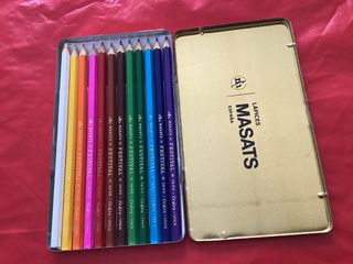 Scatole di 12 matite colorate MASATS modello FESTIVAL in legno di cedro