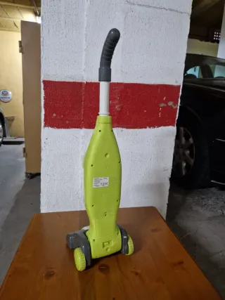 Aspiradora de juguete verde y gris
