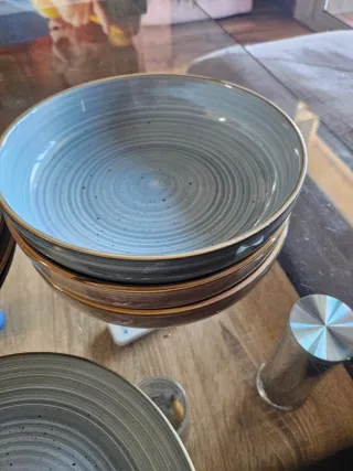 Vajilla de cerámica con diseño espiral