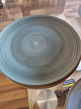 Vajilla de cerámica con diseño espiral