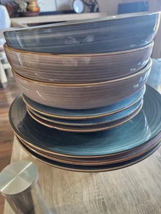 Vajilla de cerámica con diseño espiral