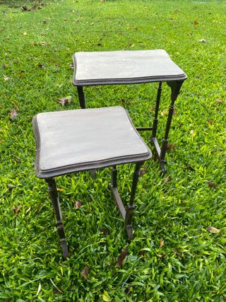 Mesa de metal e madeira