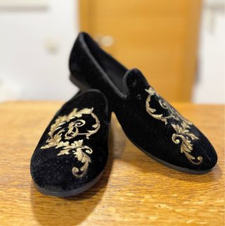 Mocasines H&M negros bordados dorados