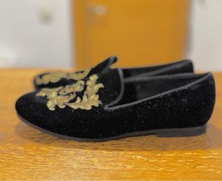 Mocasines H&M negros bordados dorados