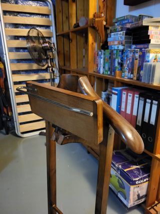 Galan de pie de madera.