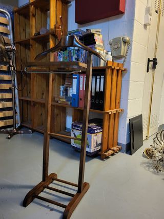 Galan de pie de madera.