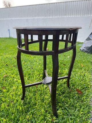 Mesa de madeira escura