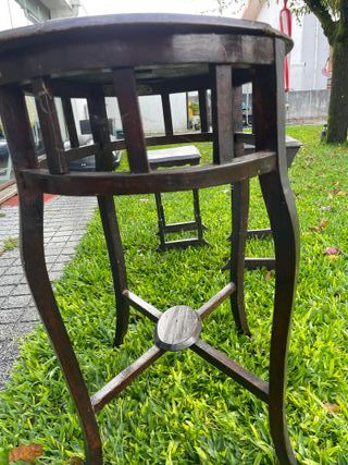 Mesa de madeira escura