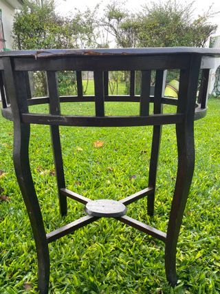 Mesa de madeira escura