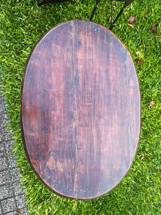 Mesa de madeira escura