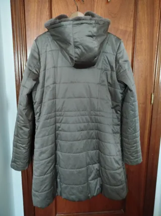 Abrigo acolchado con cuello de piel legítima