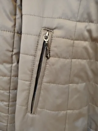 Abrigo acolchado con cuello de piel legítima