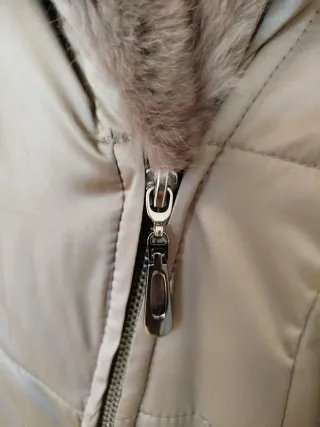 Abrigo acolchado con cuello de piel legítima