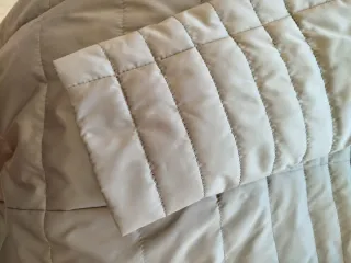 Abrigo acolchado con cuello de piel legítima