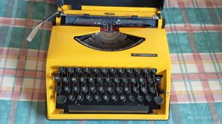 Máquina de escribir Triumph Tippa amarilla
