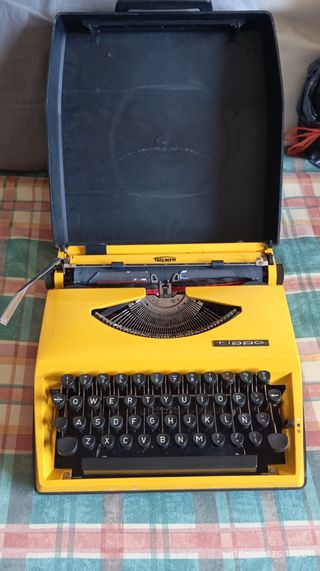 Máquina de escribir Triumph Tippa amarilla