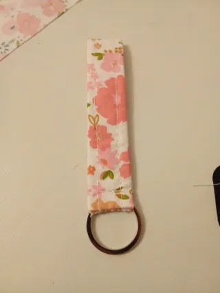 Llavero de tela con flores