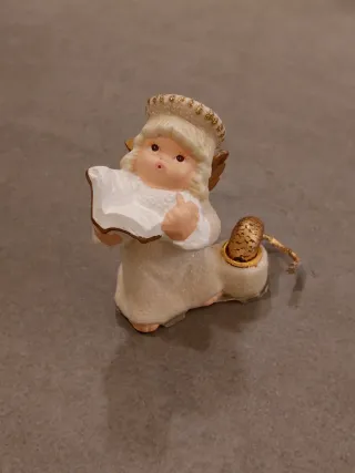 Angelo con candela decorativa