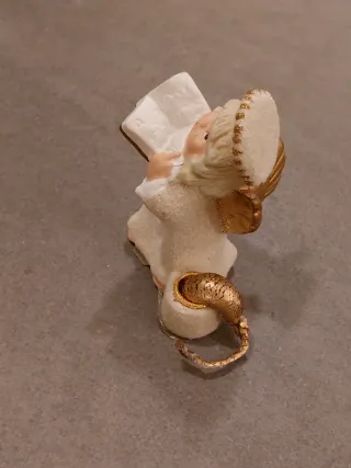 Angelo con candela decorativa