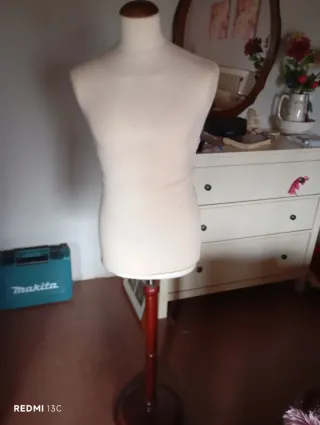 Maniquí con pie de madera