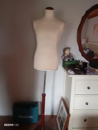 Maniquí con pie de madera