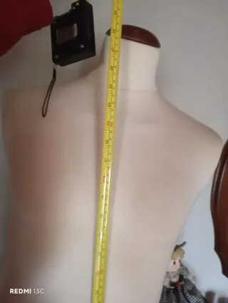 Maniquí con pie de madera