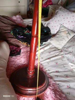 Maniquí con pie de madera