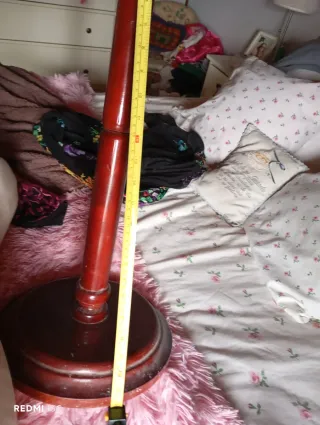 Maniquí con pie de madera