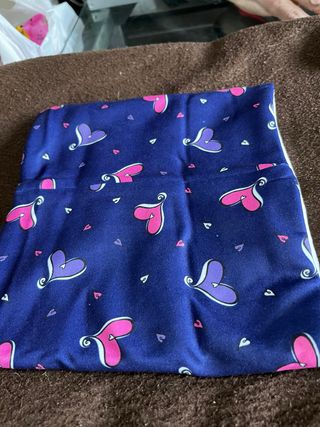 Scaldacollo blu con cuori rosa e viola