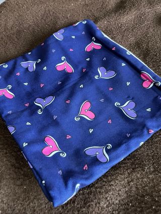 Scaldacollo blu con cuori rosa e viola