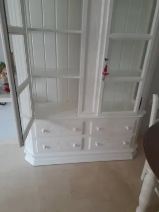 Vitrina de madera y cristal