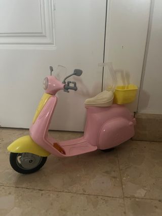 Vespa rosa y amarilla de Barbie